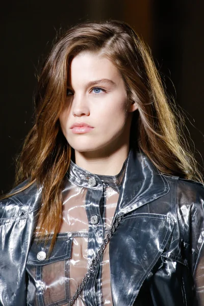 Look 16